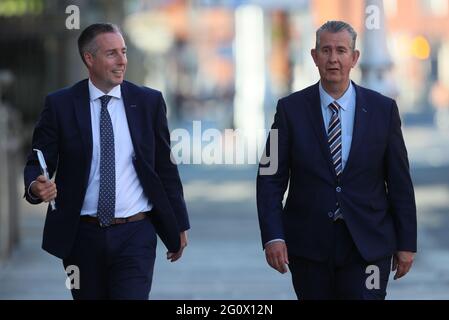 DUP-Führer Edwin Poots und MLA Paul Givan kamen vor seinem Treffen mit Taoiseach Micheal Martin in den Regierungsgebäuden in Dublin an. Bilddatum: Donnerstag, 3. Juni 2021. Stockfoto