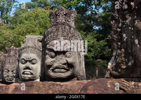 Statuen von Devas auf der Brücke nach Angkor Thom. In Kambodscha Krieger und Götter aus Stein gemeißelt Stockfoto