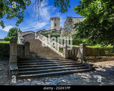 Eine breite Steintreppe führt zum Chateau de Saint-Aignan, Loir-et-Cher (41), Frankreich. Stockfoto