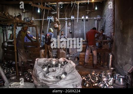 Die hart arbeitende Bewegung von Menschen in einer Aluminiumfabrik, Dieses Bild wurde am 13. Februar 2019 aus Dhaka, Bangladesch, Süd-Aisa aufgenommen Stockfoto