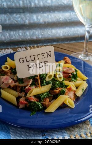 Italienische Schinkenwurst Penne Pasta in einem Weißwein Knoblauch-Sause mit Grünkohl Stockfoto