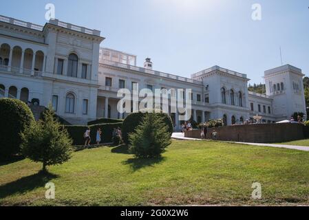 Liwadia Palast in Jalta, Krim. Ort der historischen Jalta-Konferenz am Ende des Zweiten Weltkriegs im Sommer Stockfoto