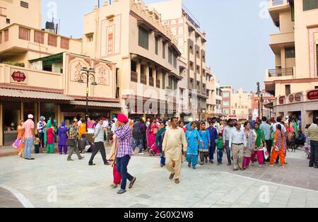 Amritsar, INDIEN, 06. November 2016: Besuchermassen oder Pilger auf der Straße mit neu erbauter Architektur, die nach Harmandir Sahib oder Golden TEM führt Stockfoto