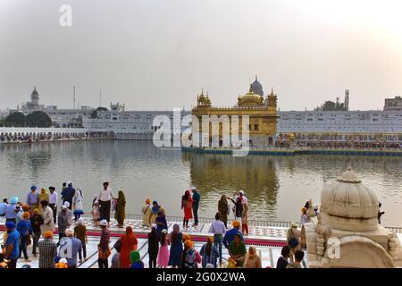 Amritsar, Indien - 06. November 2016: Weitwinkelaufnahme von Harmindar Sahib, alias Golden Temple Amritsar. Religiöser Ort des Sikhismus. Pilger und Tour Stockfoto