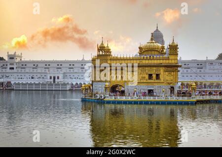 Amritsar, Indien - 06. November 2016: Weitwinkelaufnahme von Harmindar Sahib, alias Golden Temple Amritsar. Religiöser Ort des Sikhismus. Sikh gurdwara in Stockfoto