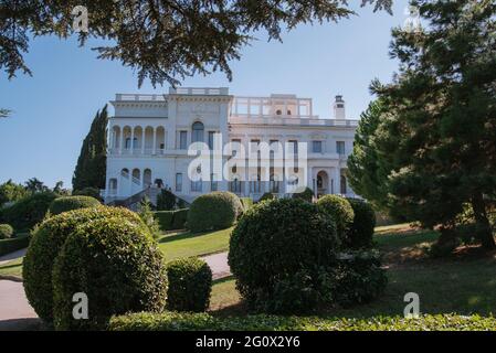 Liwadia Palast in Jalta, Krim. Ort der historischen Jalta-Konferenz am Ende des Zweiten Weltkriegs im Sommer Stockfoto