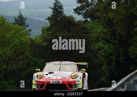 Nurburg, Deutschland. 03 2021. Juni: 24h-Rennen 2021, Nürburgring, 03.06. - 06.06.2021, im Bild Nr. 31: Porsche 911 GT3 R Frikadelli Racing Team Pilet, Patrick (FRA) Makowiecki, Frederic (FRA) Martin, Maxime (Bel) Olsen, Dennis (NOR) Credit: dpa picture Alliance/Alamy Live News Stockfoto