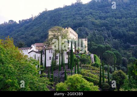 MERAN, ITALIEN - 21. Sep 2020: Bild zeigt eine selektive Aufnahme von Schloss Trauttmansdorff bei Meran in Südtirol Stockfoto