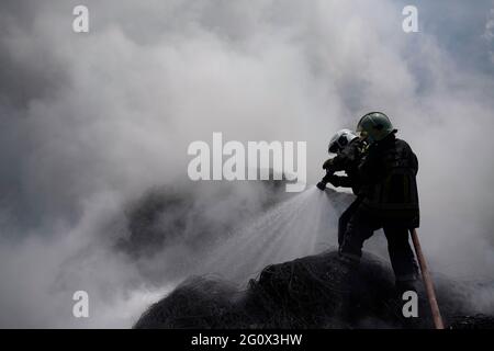 Kathmandu, Nepal. Juni 2021. Die nepalesischen Feuerwehrleute arbeiten zusammen mit der Armee und der Polizei daran, einen Brand zu löschen, der am Donnerstag, dem 3. Juni 2021, auf einer Deponie in Kathmandu, Nepal, gefangen wurde. Kredit: Skanda Gautam/ZUMA Wire/Alamy Live Nachrichten Stockfoto