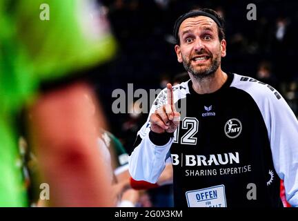 Hamburg, Deutschland. Juni 2021. Handball: DHB Cup, MT Melsungen - TSV Hannover-Burgdorf, Hauptrunde, Finale vier, Halbfinale. Melsungs Torwart Silvio Heinevetter diskutiert mit dem Schiedsrichter Credit: Axel Heimken/dpa/Alamy Live News Stockfoto