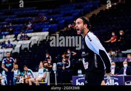 Hamburg, Deutschland. Juni 2021. Handball: DHB Cup, MT Melsungen - TSV Hannover-Burgdorf, Hauptrunde, Finale vier, Halbfinale. Melsungen-Torhüter Silvio Heinevetter feiert einen gehaltenen Ball. Quelle: Axel Heimken/dpa/Alamy Live News Stockfoto