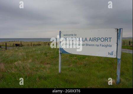 Schild für Willkommen am Flughafen Benbecula mit Hintergrund von Gras und Meer am Horizont. Speicherplatz kopieren. Keine Personen. Wolkiger Tag. Stockfoto