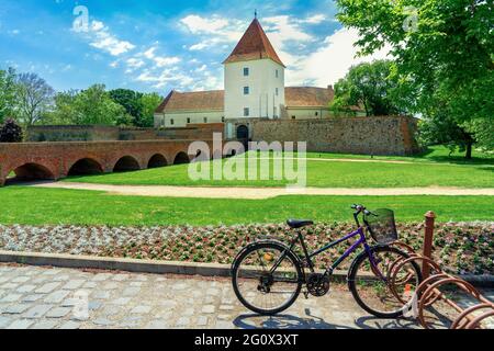 Berühmte Burg Nadasy Festung in Sarvar Ungarn an einem schönen Sommertag mit einem Fahrrad auf einer Tour. Stockfoto
