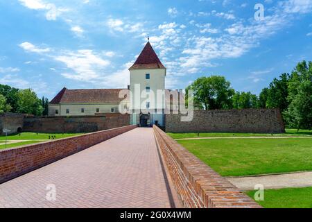 Berühmte Burg Nadasy Festung in Sarvar Ungarn an einem schönen Sommertag. Stockfoto