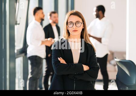 Porträt einer Büroarbeiterin mit gekreuzten Armen Stockfoto