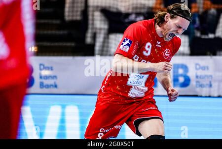 Hamburg, Deutschland. Juni 2021. Handball: DHB Cup, MT Melsungen - TSV Hannover-Burgdorf, Hauptrunde, Finale vier, Halbfinale. Tobias Reichmann von Melsungen feiert ein Tor. Quelle: Axel Heimken/dpa/Alamy Live News Stockfoto