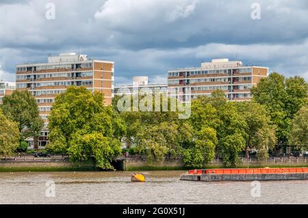 Churchill Gardens Anwesen in Pimlico vom Battersea Power Station am Südufer der Themse aus gesehen. Stockfoto