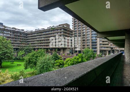 Das Barbican Estate ist eine gehobene Wohnanlage mit etwa 2,000 Wohnungen, Maisonetten und Häusern in der City of London. Stockfoto