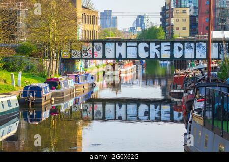 Wicked Bridge in Hackney, die sich im Fluss Lee widerspiegelt Stockfoto