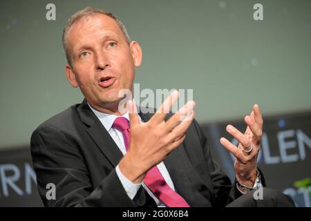 Washingon DC, USA. 2 2021. Juni: Thomas Zurbuchen, der NASA-Associate Administrator für Wissenschaft, beantwortet die Frage eines Reporters während eines Mediengeflegs am Mittwoch, den 2. Juni 2021, im Mary W. Jackson Building des NASA-Hauptquartiers in Washington. Kredit: UPI/Alamy Live Nachrichten Stockfoto