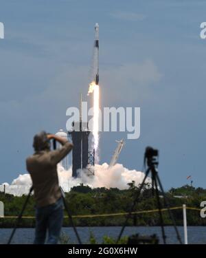 Cape Canaveral, Usa. Juni 2021. Eine SpaceX Falcon 9-Rakete mit einer Dragon 2-Raumsonde, die Vorräte zur Internationalen Raumstation transportiert, hebt sich von Pad 39A im Kennedy Space Center ab. Dies ist die 22. Wiederaufnahmemission der NASA durch SpaceX. Kredit: SOPA Images Limited/Alamy Live Nachrichten Stockfoto