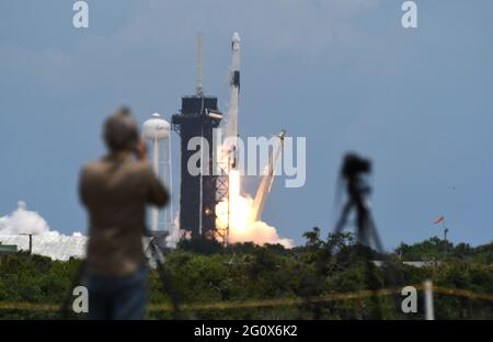 Cape Canaveral, Usa. Juni 2021. Eine SpaceX Falcon 9-Rakete mit einer Dragon 2-Raumsonde, die Vorräte zur Internationalen Raumstation transportiert, hebt sich von Pad 39A im Kennedy Space Center ab. Dies ist die 22. Wiederaufnahmemission der NASA durch SpaceX. Kredit: SOPA Images Limited/Alamy Live Nachrichten Stockfoto