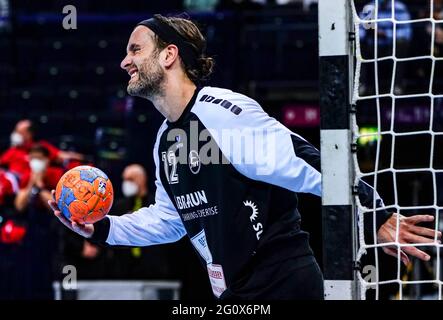 Hamburg, Deutschland. Juni 2021. Handball: DHB Cup, MT Melsungen - TSV Hannover-Burgdorf, Hauptrunde, Finale vier, Halbfinale. Melsungen-Torhüter Silvio Heinevetter holt einen Ball aus dem Netz. Quelle: Axel Heimken/dpa/Alamy Live News Stockfoto