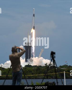 Cape Canaveral, Usa. Juni 2021. Eine SpaceX Falcon 9-Rakete mit einer Dragon 2-Raumsonde, die Vorräte zur Internationalen Raumstation transportiert, hebt sich von Pad 39A im Kennedy Space Center ab. Dies ist die 22. Wiederaufnahmemission der NASA durch SpaceX. (Foto von Paul Hennessy/SOPA Images/Sipa USA) Quelle: SIPA USA/Alamy Live News Stockfoto