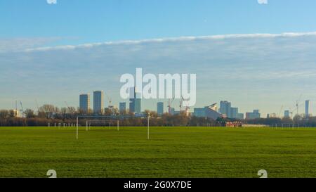 Blick von Hackney Marshes auf Canary Wharf mit vielen Bauarbeiten Stockfoto