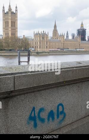 London, Großbritannien. Mai 2021. Anti-Polizei-Graffiti ist auf dem Südufer der Themse gegenüber dem Parlamentsgebäude abgebildet. Die Regierung sucht derzeit nach zusätzlichen Polizeibefugnissen mittels des Gesetzes 2021 über Polizei, Kriminalität, Verurteilung und Gerichte. Kredit: Mark Kerrison/Alamy Live Nachrichten Stockfoto