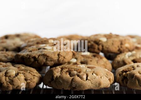 Cookies close up Dolly Zoomen Sie frisch gebackene Kekse mit Schokoladenchips. Dessert mit Gebäck. Stockfoto