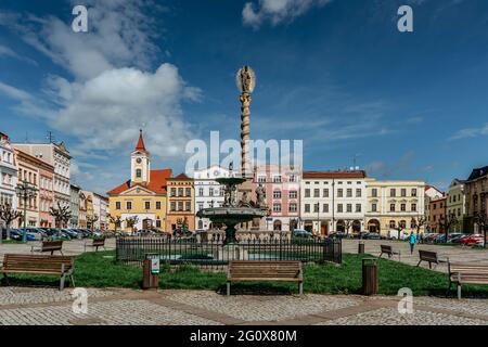 Broumov, Tschechische Republik - Mai 21,2021. Historisches Stadtzentrum mit bunten Häusern im Nordosten von Böhmen.Hauptplatz mit Mariensäule und Statuen. Stockfoto