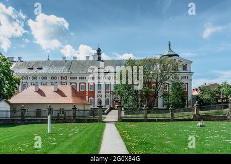 Benediktinerkloster Broumov mit der Kirche St. Vojtech,St. Adalbert, im gotischen Stil gebaut, Tschechische Republik.Es hat eine einzigartige Klosterbibliothek Stockfoto