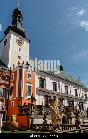 Broumov, Tschechische Republik - Mai 21,2021. Benediktinerkloster mit der Kirche St. Vojtech im gotischen Stil gebaut.Es verfügt über eine einzigartige Klosterbibliothek Stockfoto