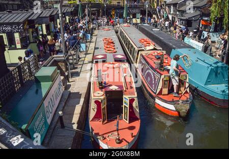 London, Großbritannien. Juni 2021. Ein Blick auf den geschäftigen Camden Market an einem heißen, sonnigen Tag, an dem die Hitzewelle in London anhält. (Foto: Vuk Valcic/SOPA Images/Sipa USA) Quelle: SIPA USA/Alamy Live News Stockfoto