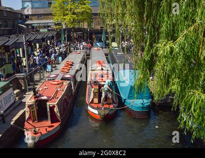 London, Großbritannien. Juni 2021. Ein Blick auf den geschäftigen Camden Market an einem heißen, sonnigen Tag, an dem die Hitzewelle in London anhält. (Foto: Vuk Valcic/SOPA Images/Sipa USA) Quelle: SIPA USA/Alamy Live News Stockfoto