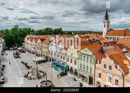 Trebon, Tschechische republik - Mai 28,2021. Luftaufnahme der beliebten Kurstadt in Südböhmen.Häuser mit bunten Fassaden, roten Dächern, Hauptplatz, Kirche Stockfoto