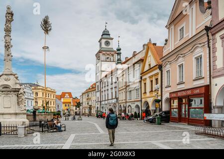 Trebon, Tschechische republik - Mai 28,2021.Touristen in beliebten Kurort in Südböhmen.Häuser mit bunten Fassaden auf dem Hauptplatz mit Brunnen Stockfoto