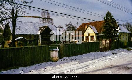 Bede, Mures County, Siebenbürgen/ Rumänien - typisches Haus im Dorf während der Winterzeit, gedreht auf Fujicolor 200 Film Stockfoto