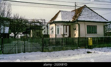 Bede, Mures County, Siebenbürgen/ Rumänien - typisches Haus im Dorf während der Winterzeit, gedreht auf Fujicolor 200 Film Stockfoto