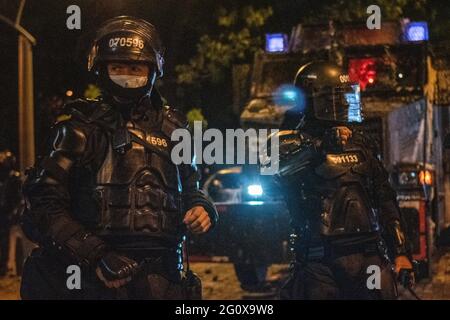 Medellin, Kolumbien. Juni 2021. Die kolumbianischen Polizeibeamten (ESMAD) während der Zusammenstöße mit Demonstranten, während regierungsfeindliche Proteste in der fünften Woche gegen die Gesundheits- und Steuerreform von Präsident Ivan Duque und den Polizeimissbrauch von Behördenfällen in Medellin, Kolumbien, am 2. Juni 2021 ansteigen. Kredit: Long Visual Press/Alamy Live Nachrichten Stockfoto