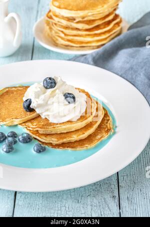 Pfannkuchen mit frischen Blaubeeren und Schlagsahne Stockfoto