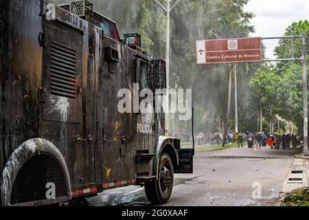 Medellin, Kolumbien. Juni 2021. Die kolumbianische Bereitschaftspolizei hat während der Zusammenstöße mit Demonstranten einen Lastwagen gepanzert, als in der fünften Woche gegen die Gesundheits- und Steuerreform von Präsident Ivan Duque protestierte und am 2. Juni 2021 in Medellin, Kolumbien, Polizeimissbrauch in Behördenfällen stattfand. Kredit: Long Visual Press/Alamy Live Nachrichten Stockfoto