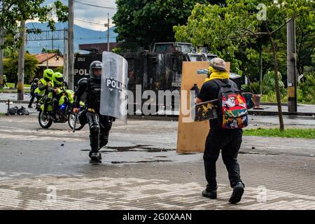 Medellin, Kolumbien. Juni 2021. Ein Demostrator kollidiert mit einem kolumbianischen Bereitschaftspolizisten (ESMAD), während in der fünften Woche gegen die Gesundheits- und Steuerreform von Präsident Ivan Duque protestiert wird und am 2. Juni 2021 in Medellin, Kolumbien, Polizeimissbrauch bei Behördenfällen stattfindet. Kredit: Long Visual Press/Alamy Live Nachrichten Stockfoto