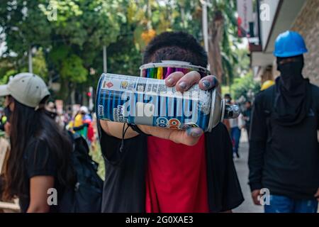 Medellin, Kolumbien. Juni 2021. Ein Mitglied der Front hält eine Sprühdose, während regierungsfeindliche Proteste in eine 5. Woche gegen die Gesundheits- und Steuerreform von Präsident Ivan Duque und Polizeimissbrauch von Behördenfällen in Medellin, Kolumbien, am 2. Juni 2021 ansteigen. Kredit: Long Visual Press/Alamy Live Nachrichten Stockfoto