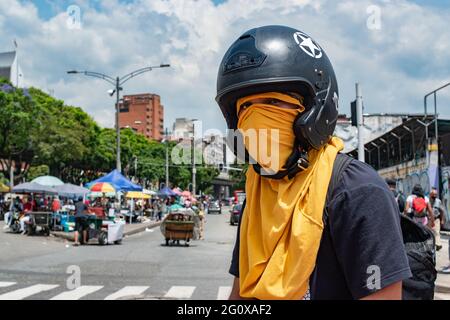 Medellin, Kolumbien. Juni 2021. Mitglieder der Front, die ihre Gesichter verdeckt, posieren für Fotos, während regierungsfeindliche Proteste in der fünften Woche gegen die Gesundheits- und Steuerreform von Präsident Ivan Duque und Polizeimissbrauch von Behördenfällen in Medellin, Kolumbien, am 2. Juni 2021 ansteigen. Kredit: Long Visual Press/Alamy Live Nachrichten Stockfoto