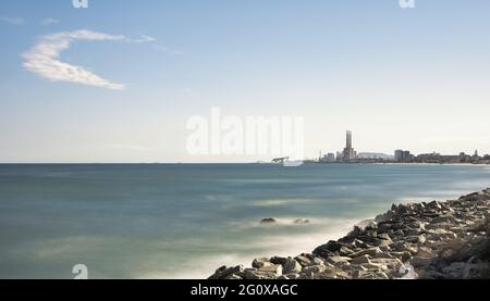 Schöne Aufnahme eines Meeres in Badalona, Spanien, umgeben von der Stadtarchitektur Stockfoto