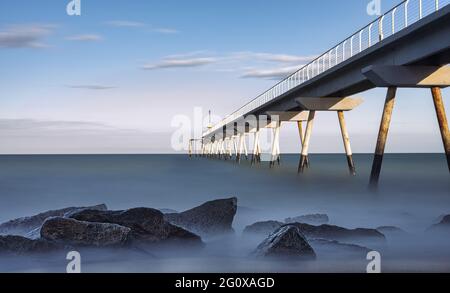 Schöne Aufnahme der Brücke Pont Del Petroli in Bandola, Spanien, die über ein Meer geht Stockfoto