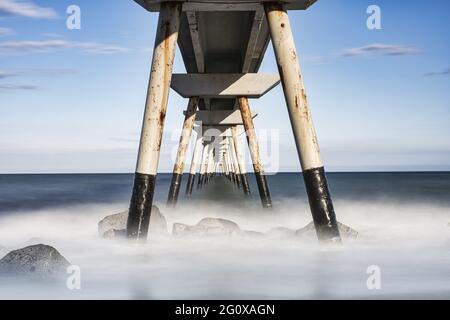 Schöne Aufnahme der Brücke Pont Del Petroli in Bandola, Spanien, die über ein Meer geht Stockfoto