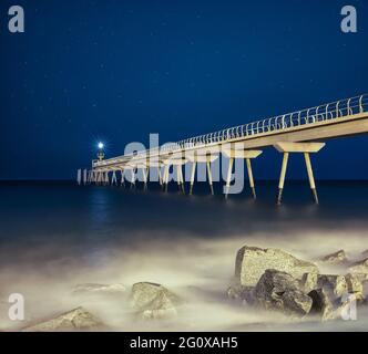 Schöne Aufnahme der Brücke Pont Del Petroli in Bandola, Spanien, während der Nacht Stockfoto